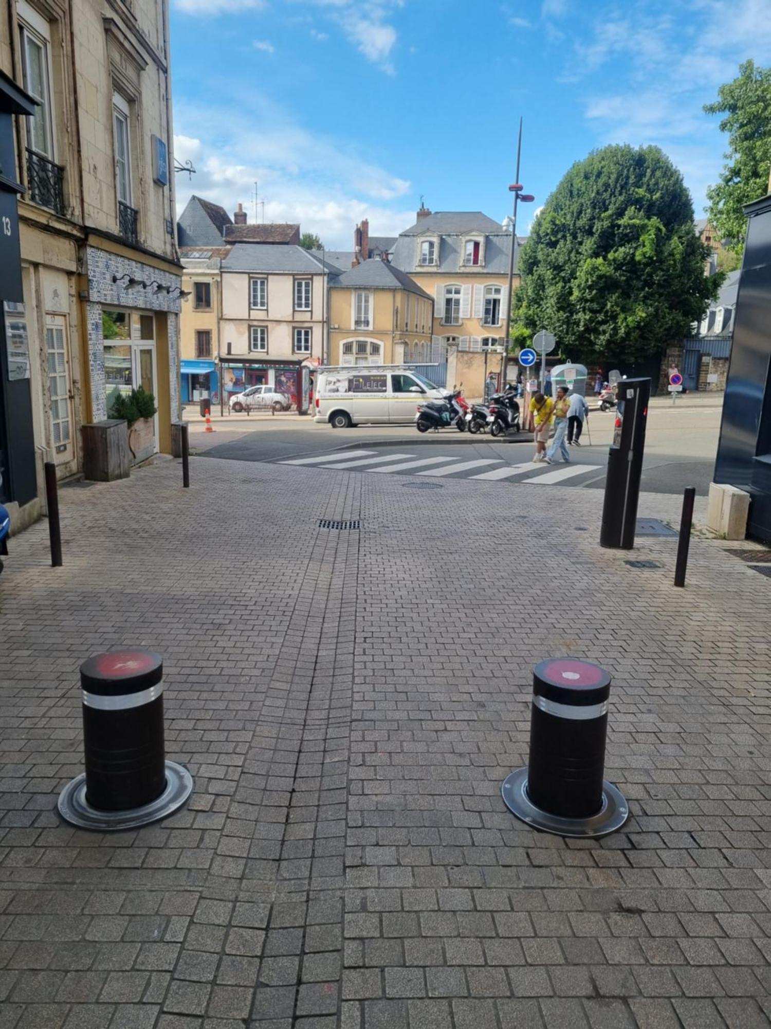 Sweet Nina Jazz Appartement Pour 5 Voyageurs, Situe A La Place De La Republique, Avec Parking Et Lit Queen Size Le Mans Luaran gambar
